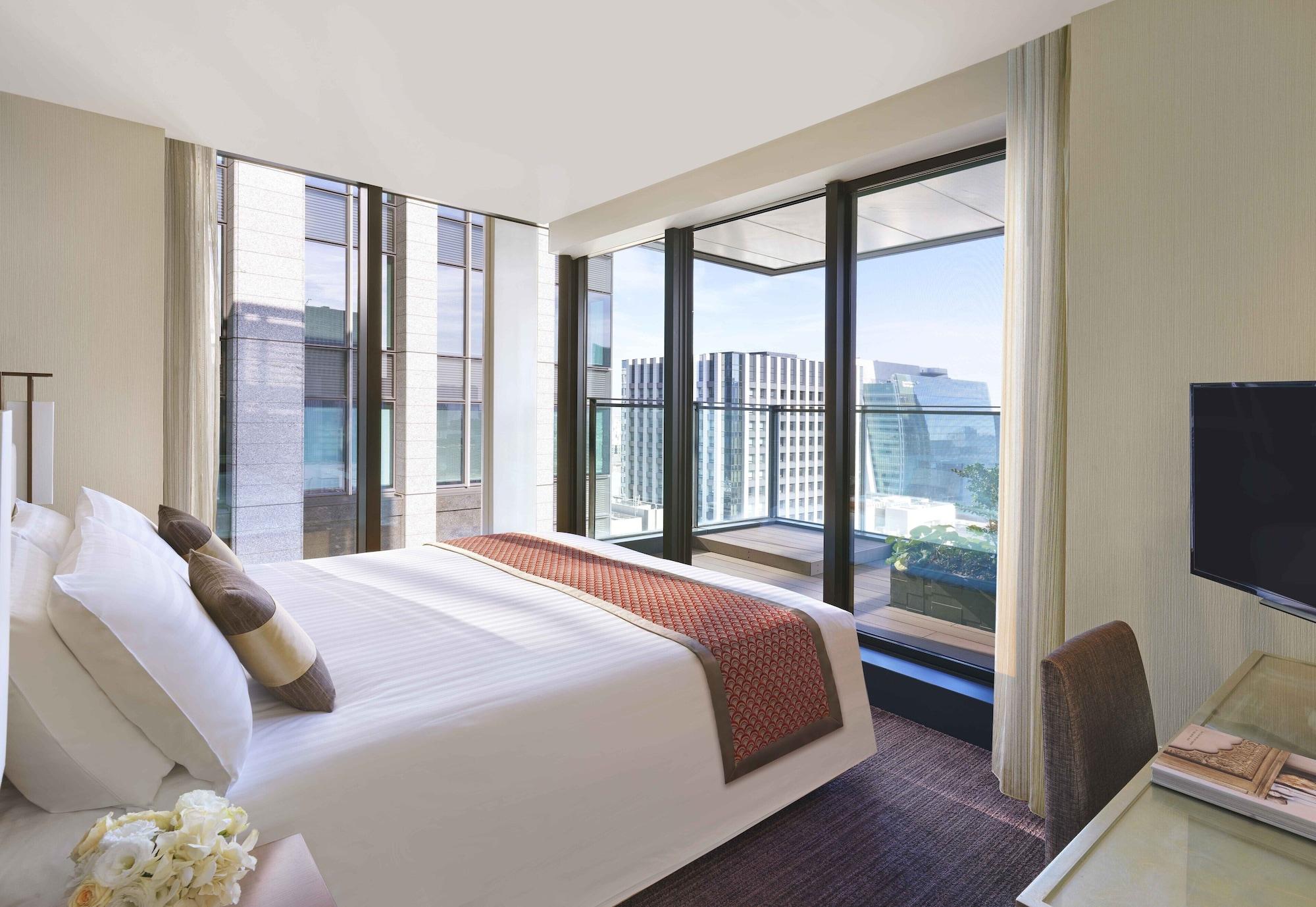 Oakwood Premier Tokyo Hotel Eksteriør billede A bedroom at The Ritz-Carlton, Hong Kong