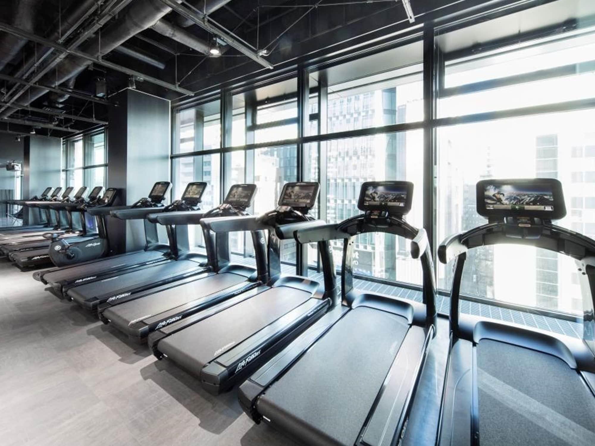 Oakwood Premier Tokyo Hotel Eksteriør billede The gym at the 1000m² sports and wellness centre