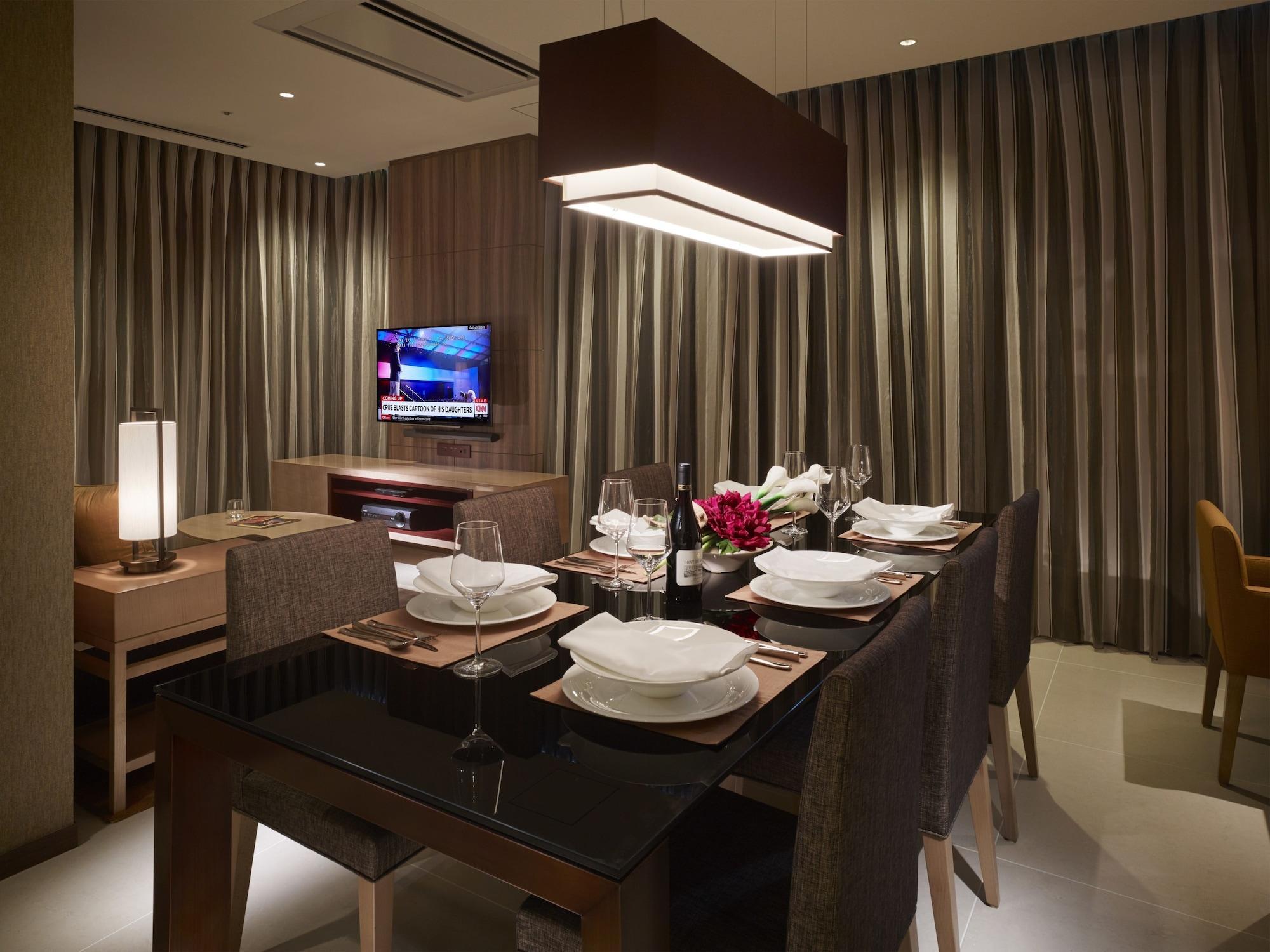 Oakwood Premier Tokyo Hotel Eksteriør billede A dining room in a hotel suite