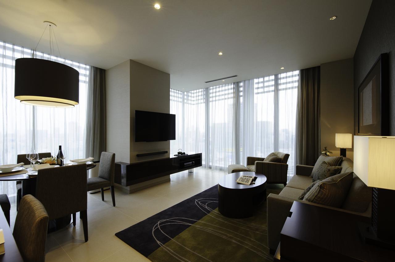 Oakwood Premier Tokyo Hotel Eksteriør billede A living room in a suite at the hotel