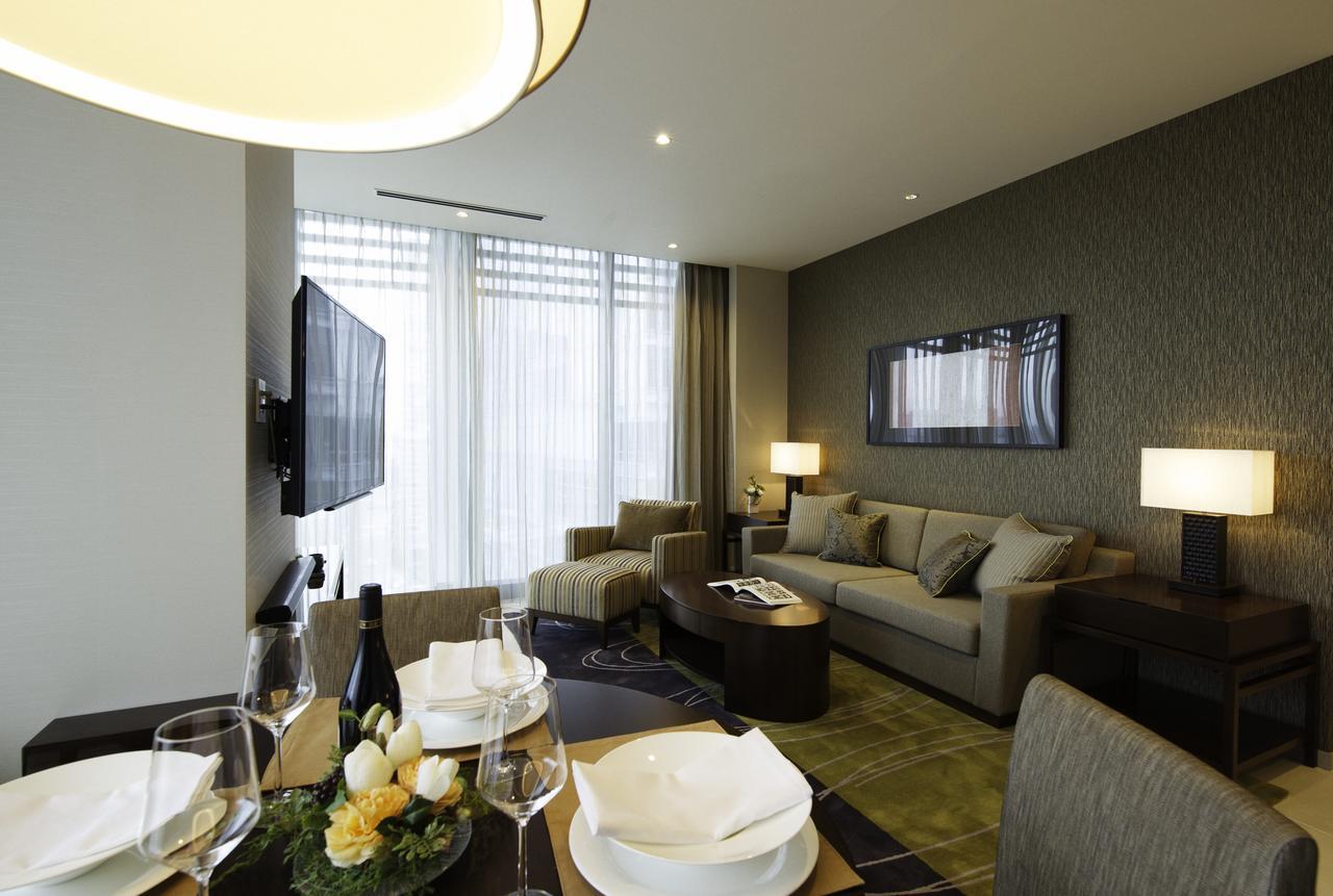 Oakwood Premier Tokyo Hotel Eksteriør billede A living room in a suite at the hotel