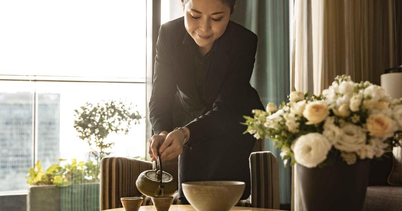 Oakwood Premier Tokyo Hotel Eksteriør billede A Thai woman pouring tea